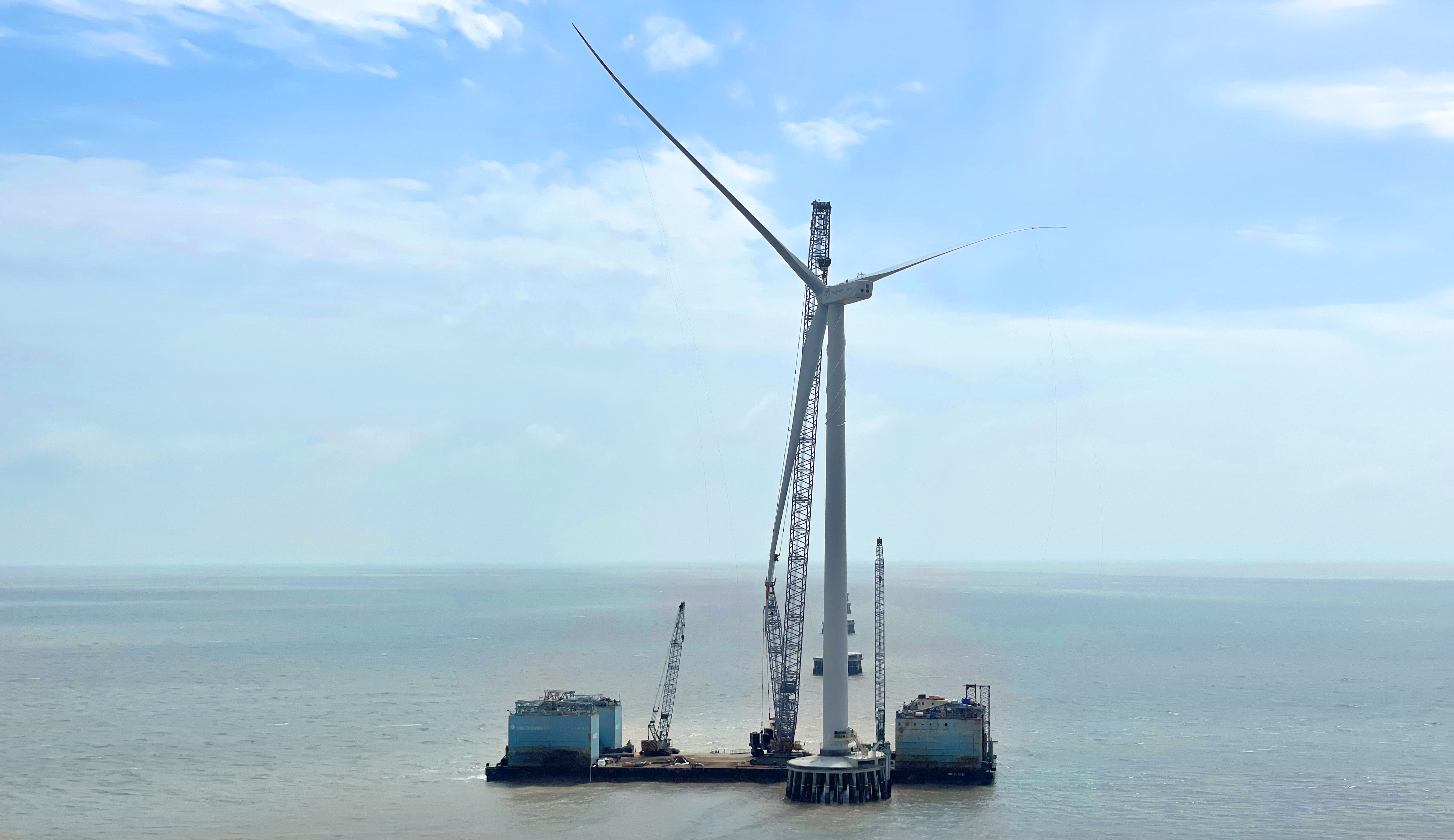 【吹响攻坚冲锋号】PG电子股份首个&ldquo;双海&rdquo;项目顺利实现首台机组吊装！